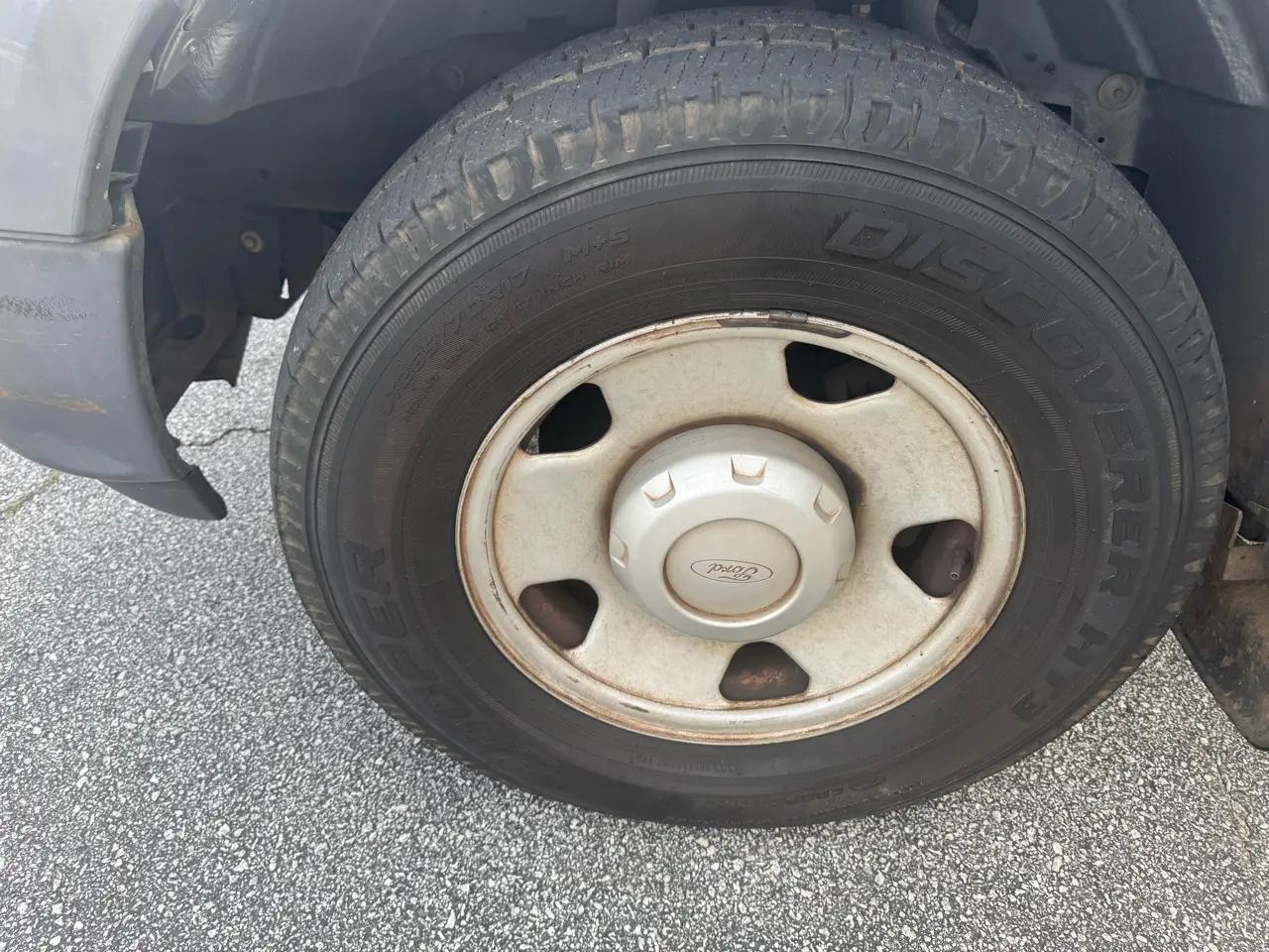 Ford Super Duty F-350 SRW Reg Cab 137" XLT 2006