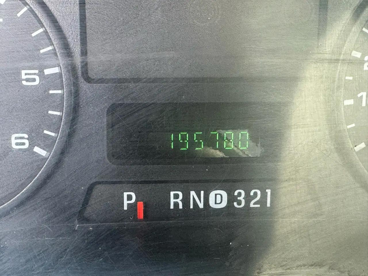 Ford Super Duty F-350 SRW Reg Cab 137" XLT 2006
