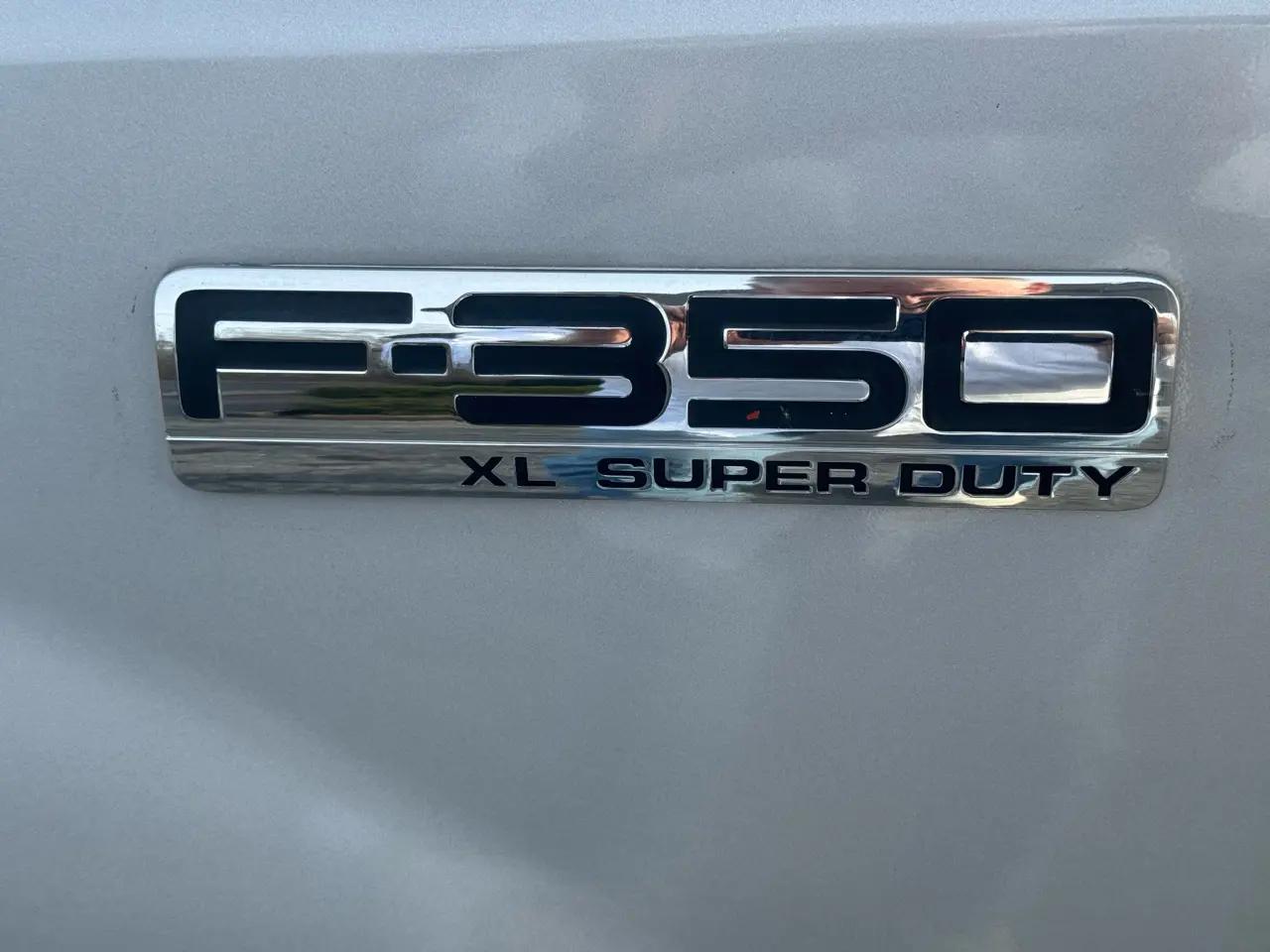 Ford Super Duty F-350 SRW Reg Cab 137" XLT 2006