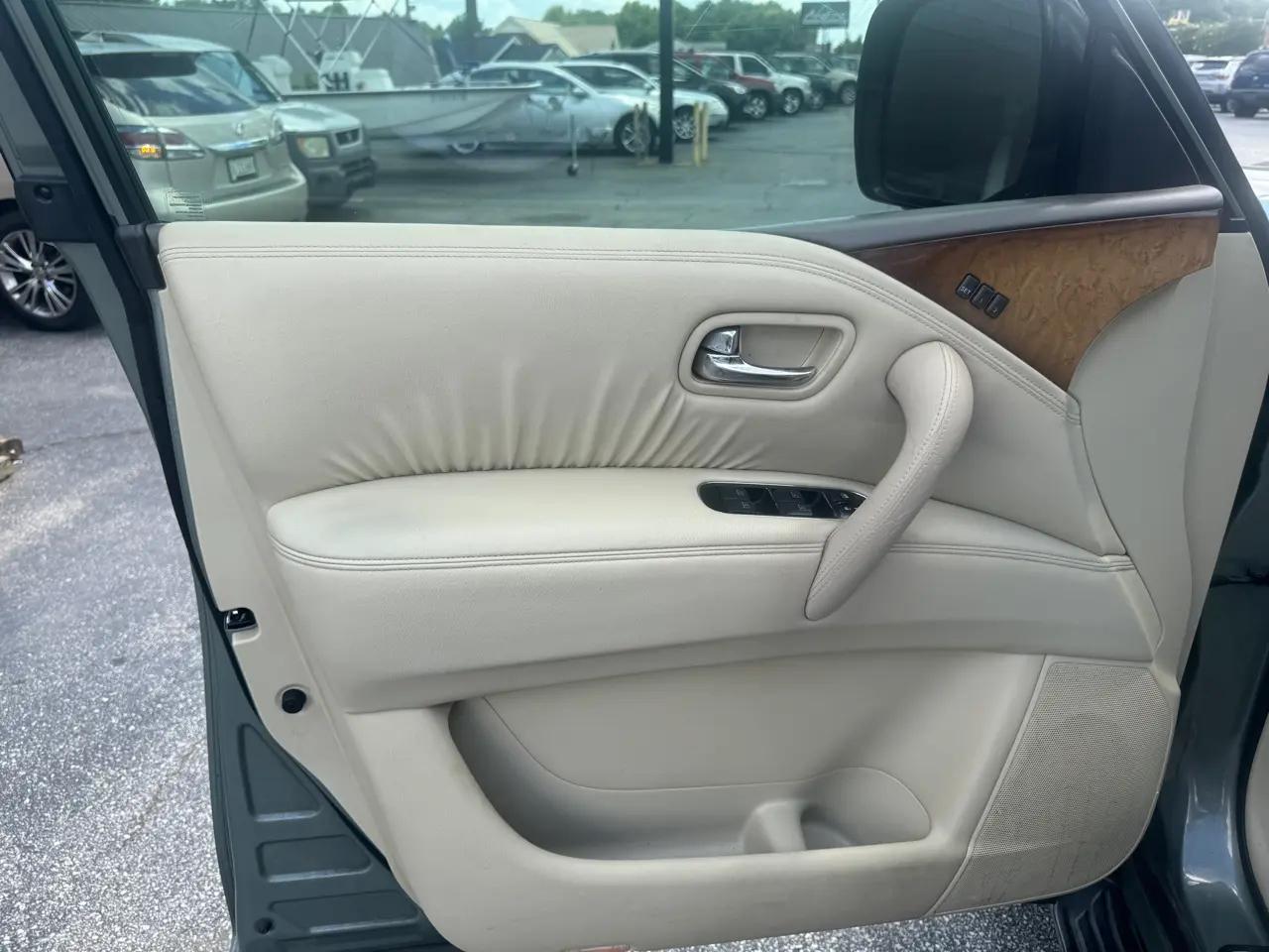 Infiniti QX56 2WD 4dr 7-passenger 2012