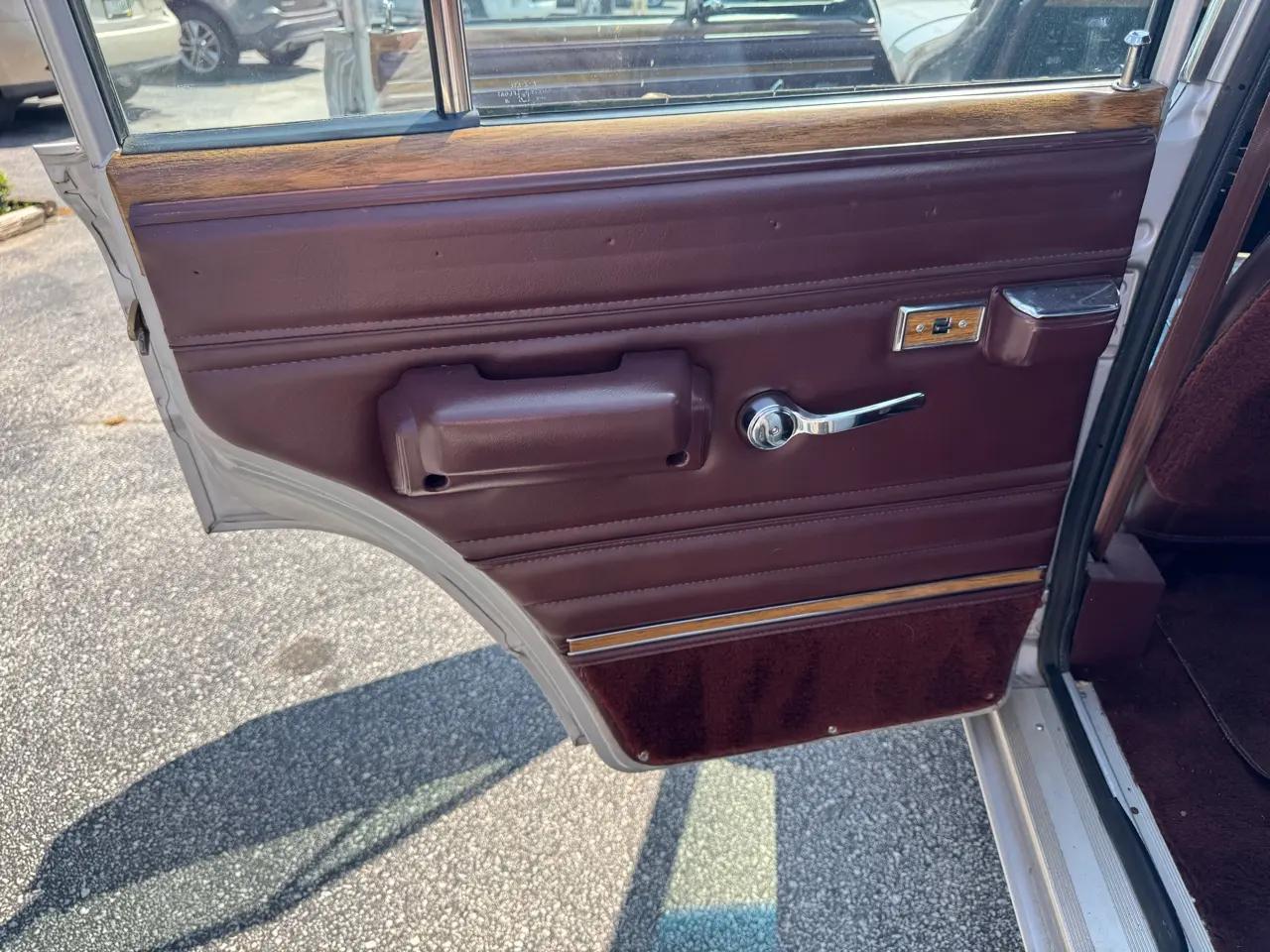 Jeep Grand Wagoneer 4dr Wagon 1988
