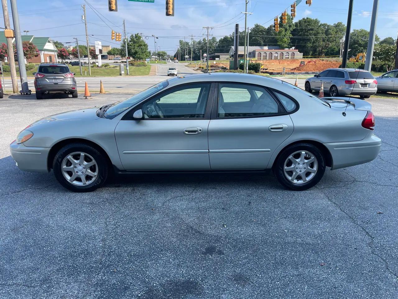 Ford Taurus 4dr Sdn SEL 2006