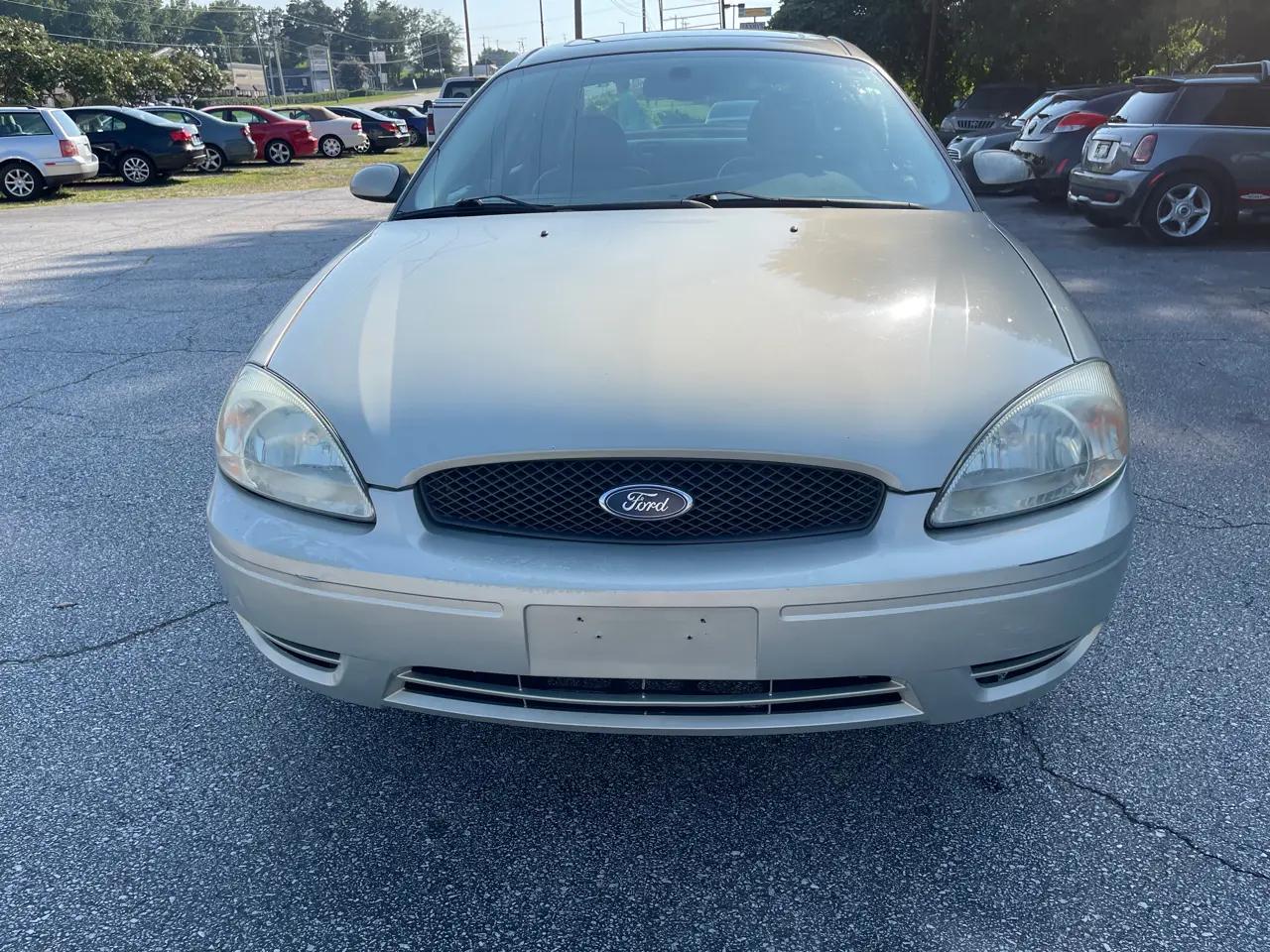 Ford Taurus 4dr Sdn SEL 2006