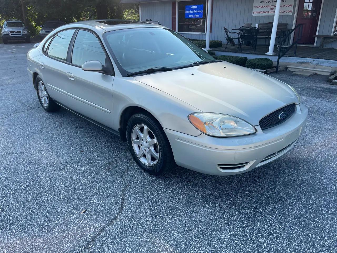 Ford Taurus 4dr Sdn SEL 2006
