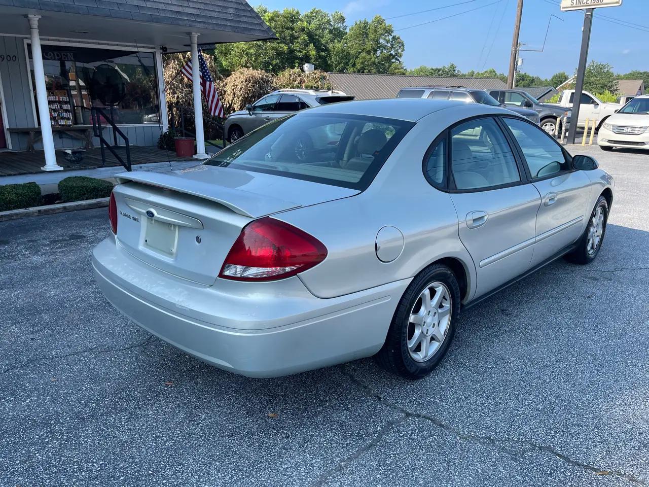 Ford Taurus 4dr Sdn SEL 2006