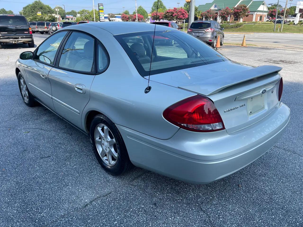 Ford Taurus 4dr Sdn SEL 2006