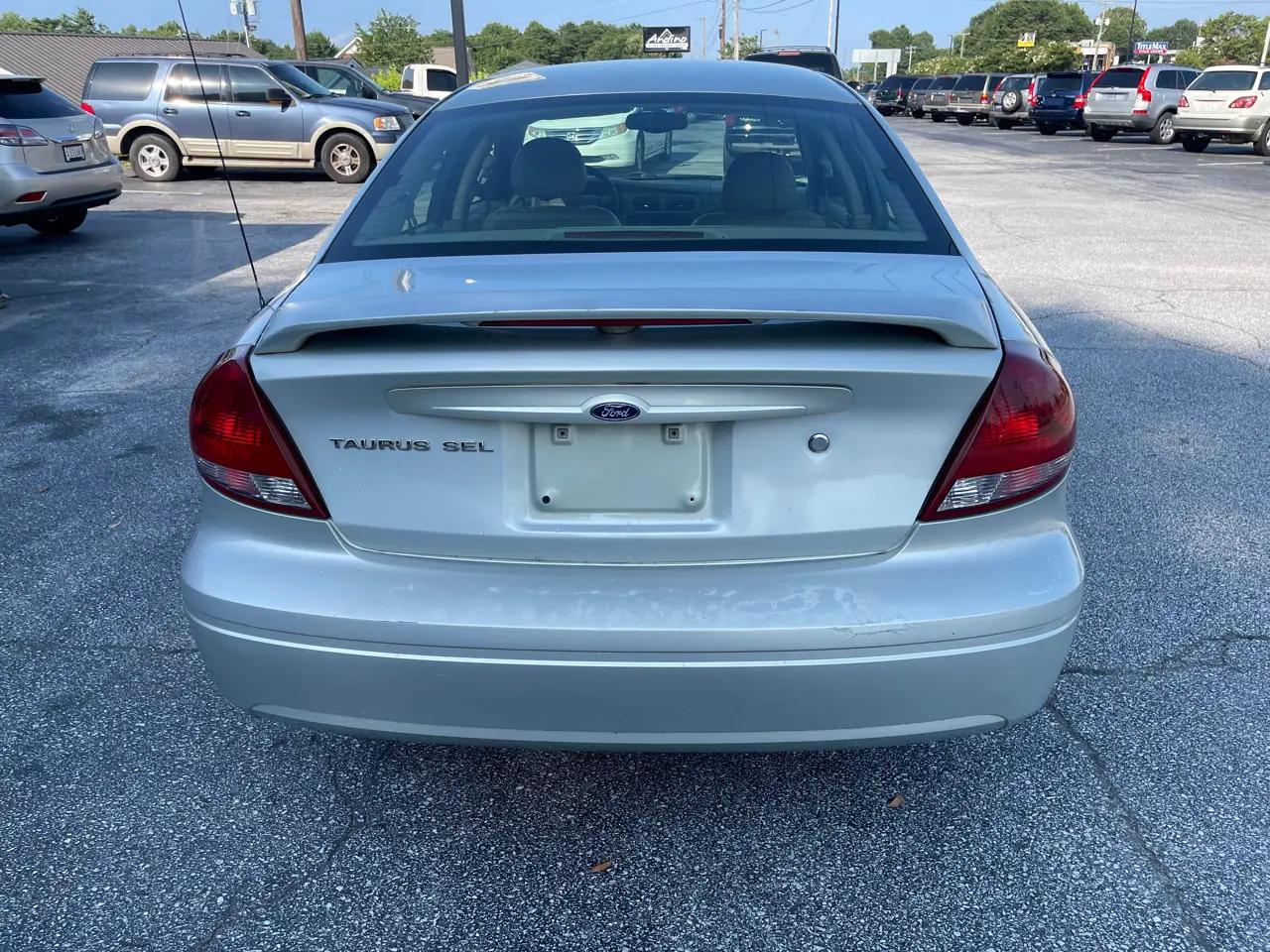 Ford Taurus 4dr Sdn SEL 2006