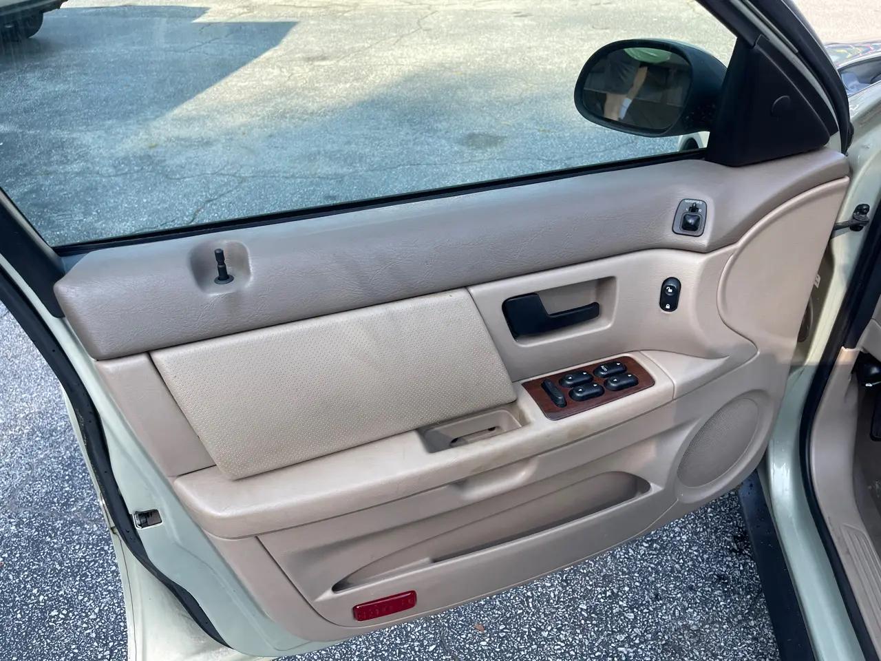 Ford Taurus 4dr Sdn SEL 2006