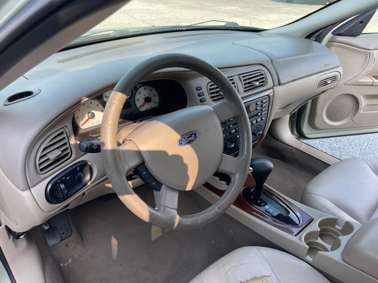 Ford Taurus 4dr Sdn SEL 2006