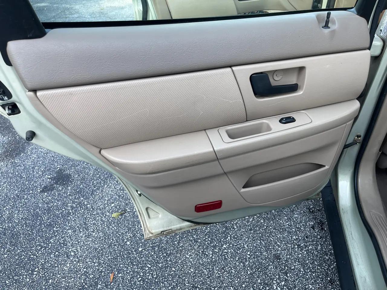 Ford Taurus 4dr Sdn SEL 2006