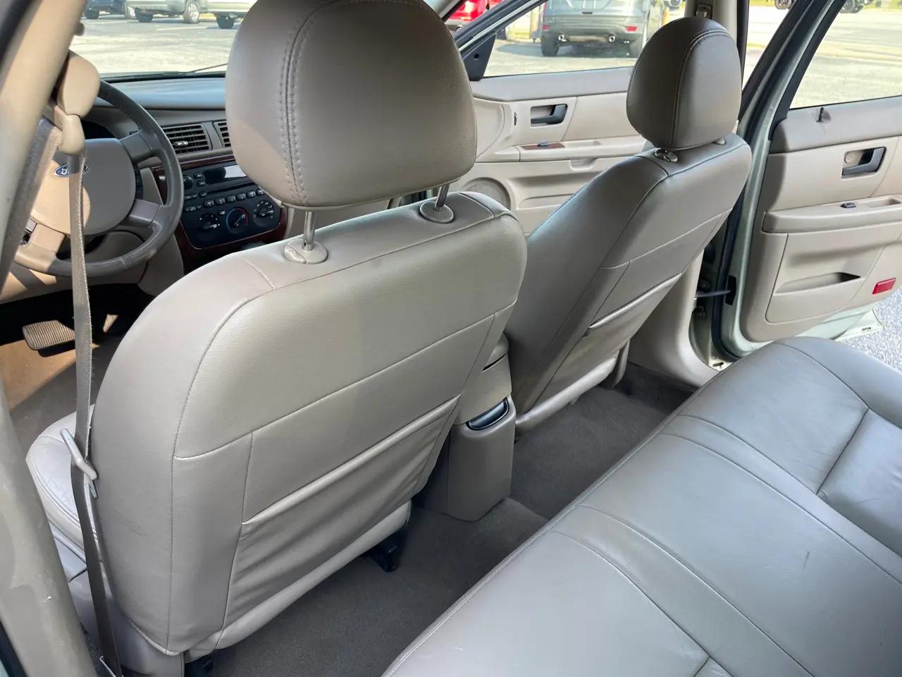 Ford Taurus 4dr Sdn SEL 2006