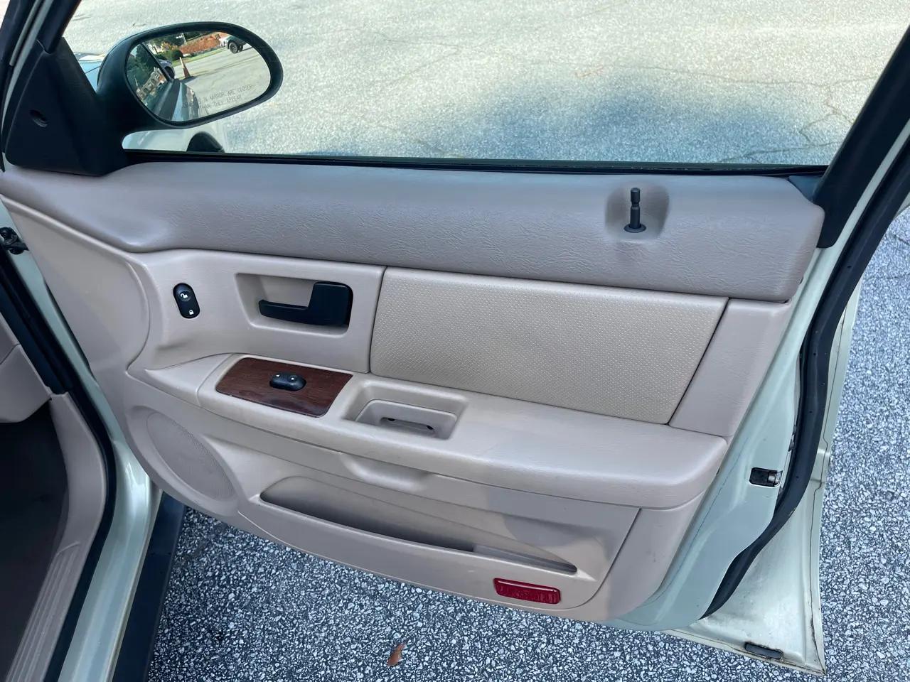 Ford Taurus 4dr Sdn SEL 2006