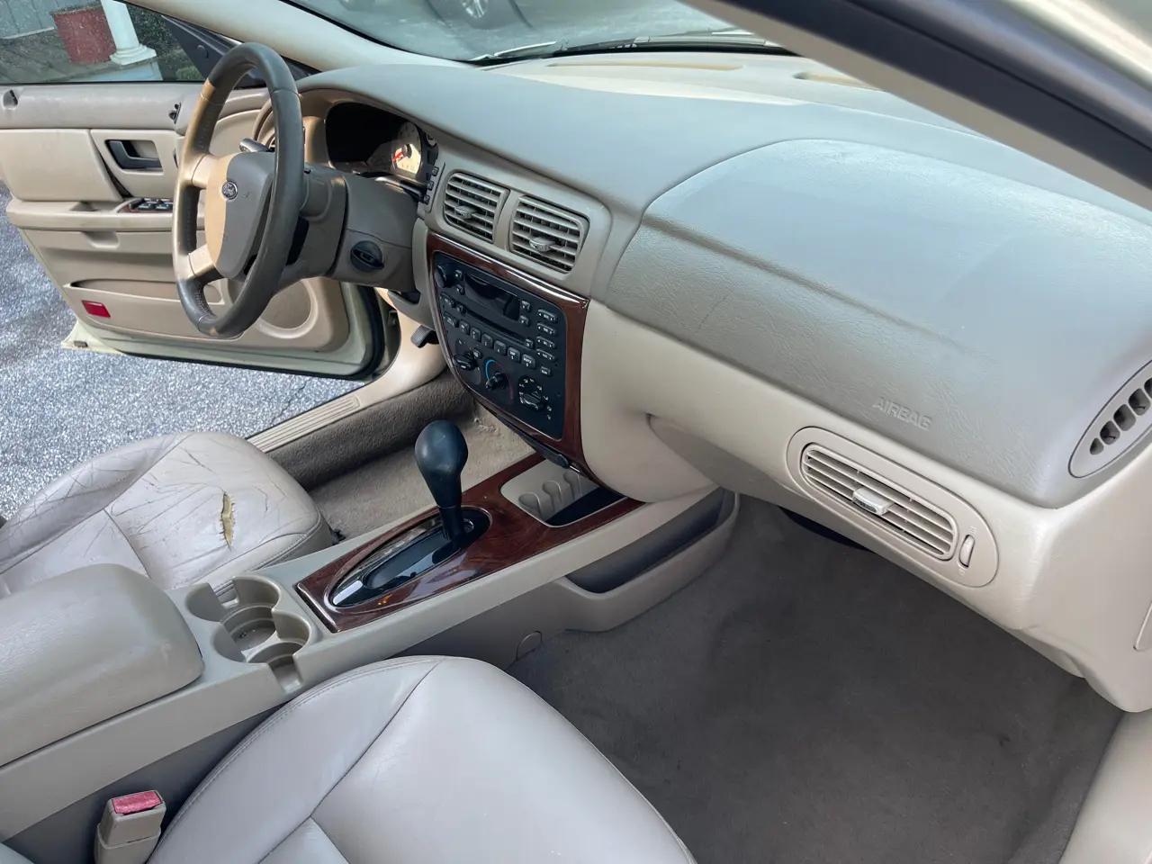 Ford Taurus 4dr Sdn SEL 2006