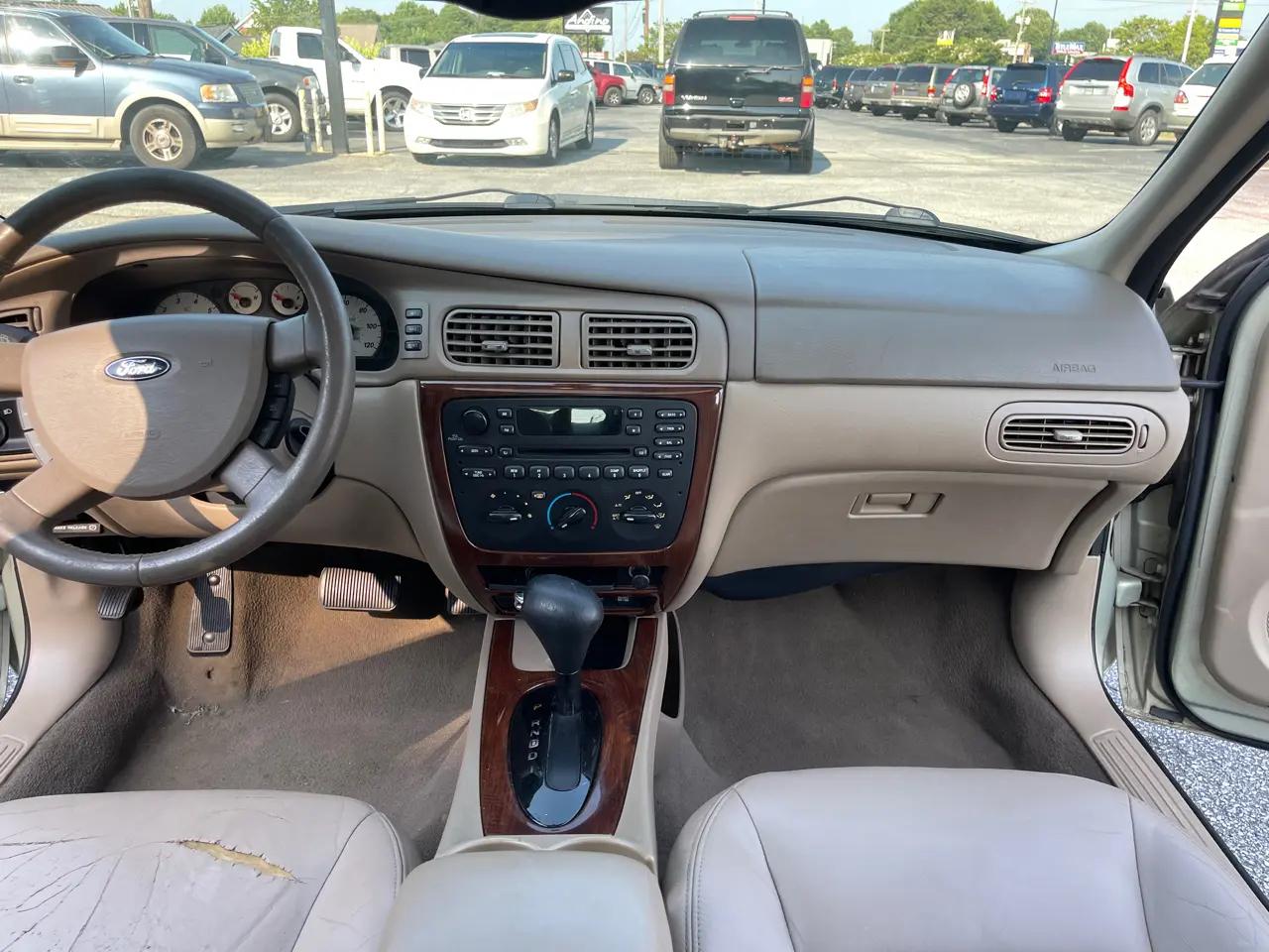 Ford Taurus 4dr Sdn SEL 2006