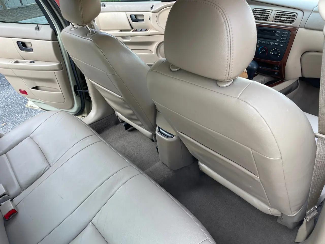 Ford Taurus 4dr Sdn SEL 2006