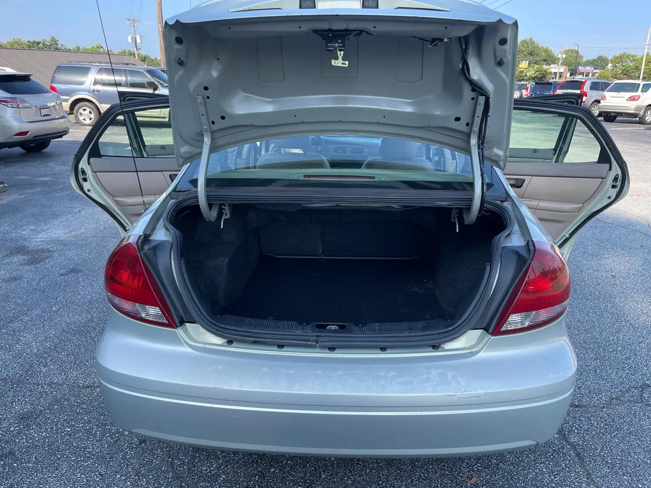 Ford Taurus 4dr Sdn SEL 2006