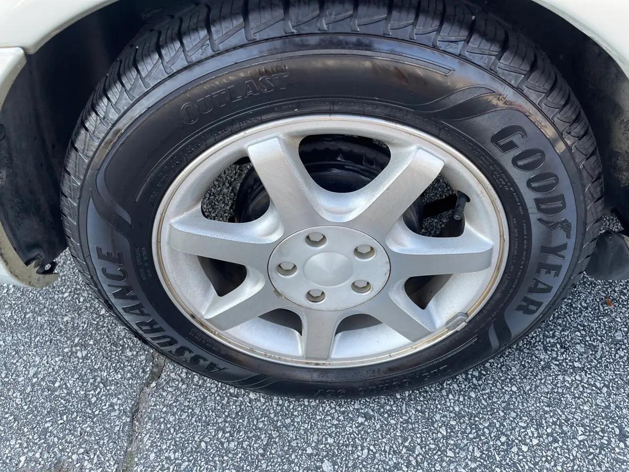 Ford Taurus 4dr Sdn SEL 2006