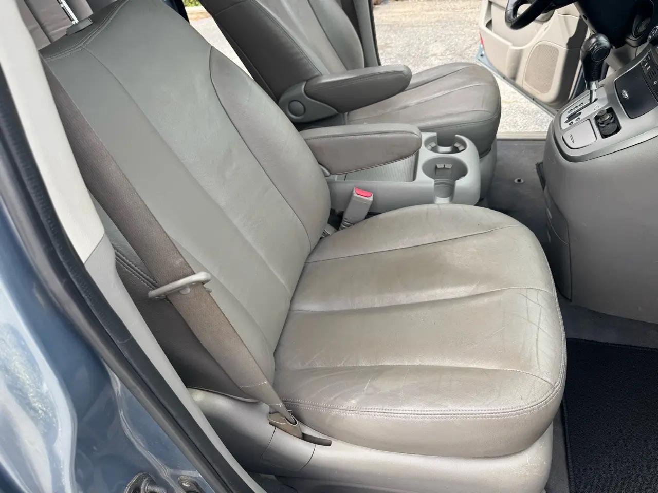Hyundai Entourage 4dr Wgn Limited 2008