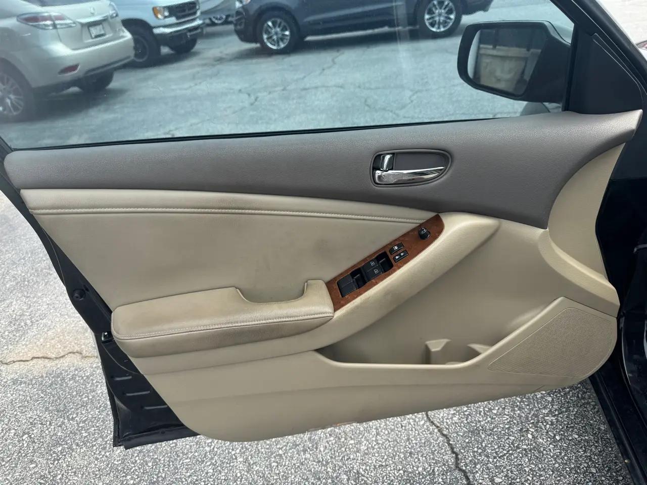 Nissan Altima 4dr Sdn I4 CVT 2.5 SL 2009