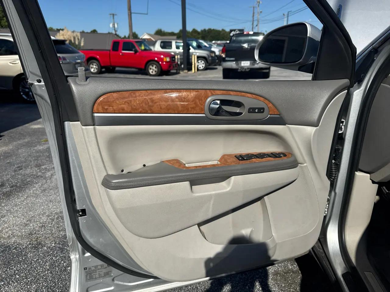 Buick Enclave FWD 4dr Leather 2012