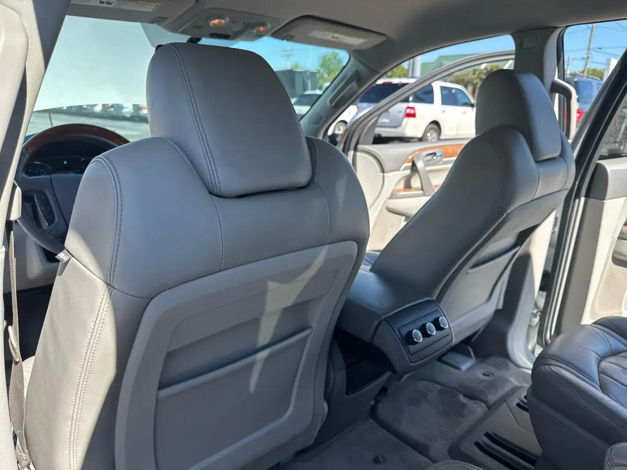 Buick Enclave FWD 4dr Leather 2012