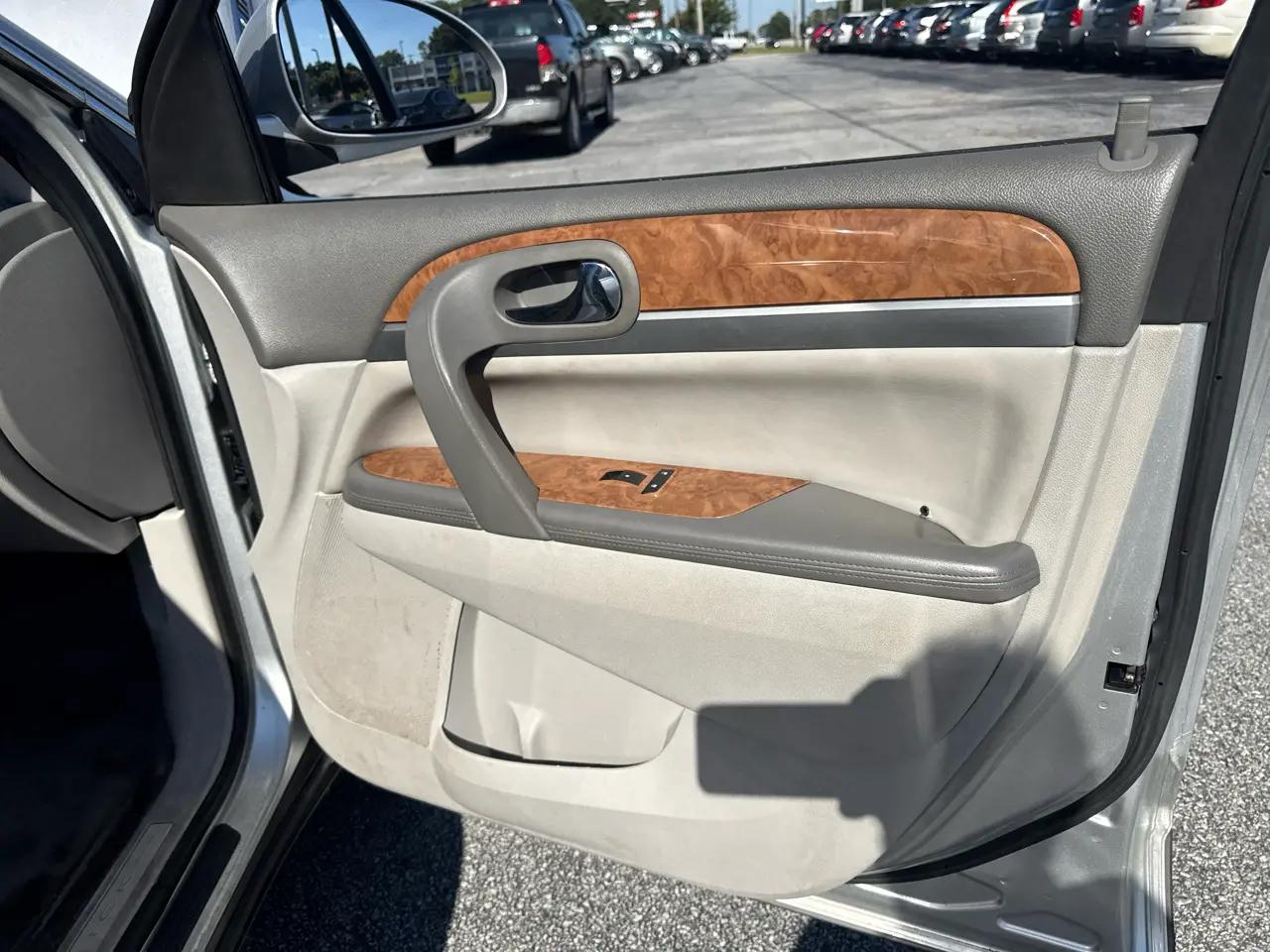 Buick Enclave FWD 4dr Leather 2012