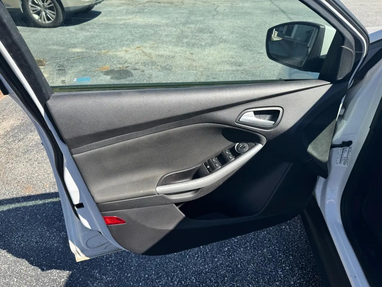 Ford Focus 4dr Sdn SE 2013