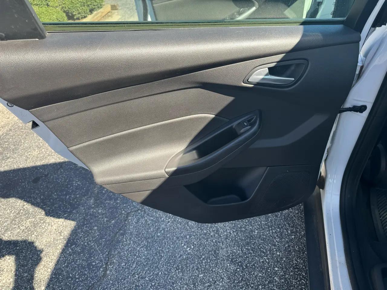 Ford Focus 4dr Sdn SE 2013