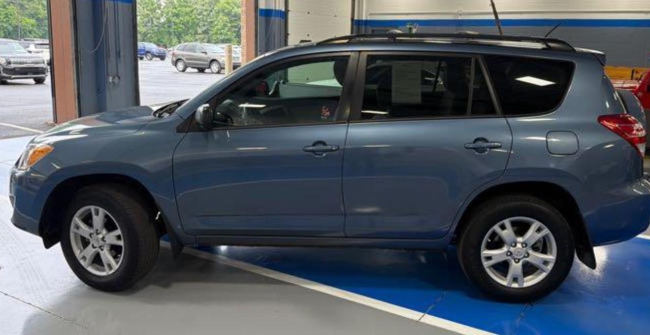 Toyota RAV4 Base I4 4WD 2012