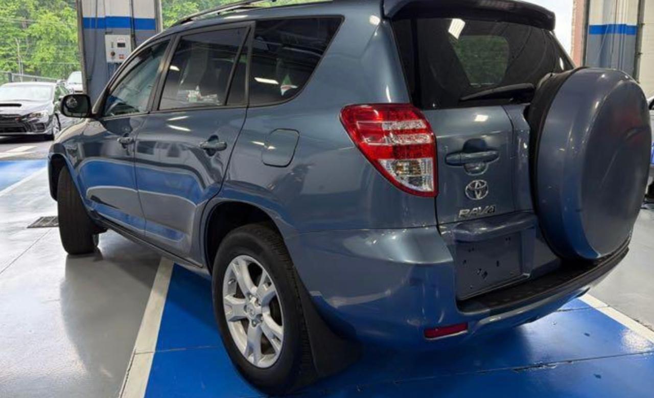 Toyota RAV4 Base I4 4WD 2012