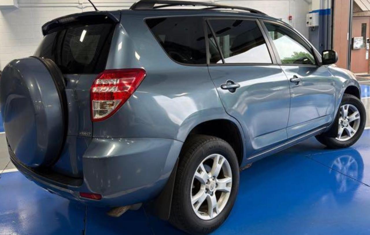Toyota RAV4 Base I4 4WD 2012