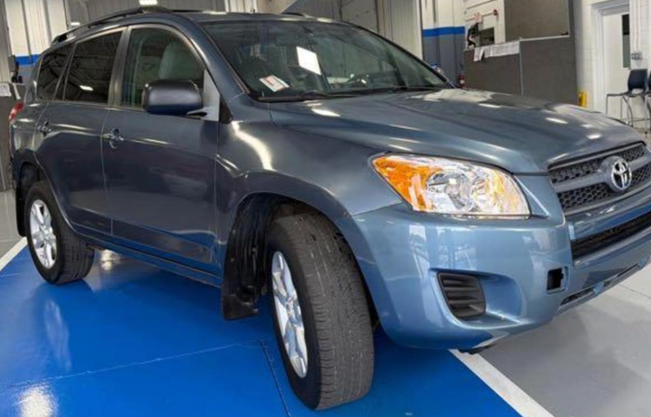 Toyota RAV4 Base I4 4WD 2012