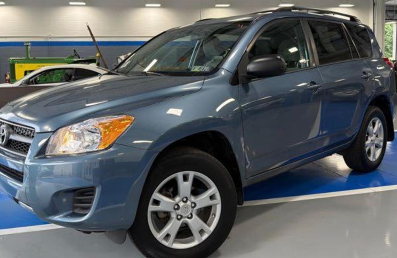 Toyota RAV4 Base I4 4WD 2012