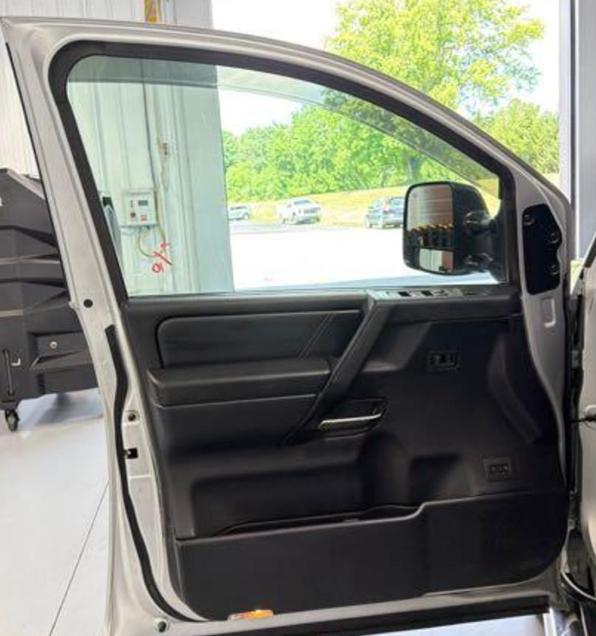 Nissan Titan XE Crew Cab 4WD SWB 2009
