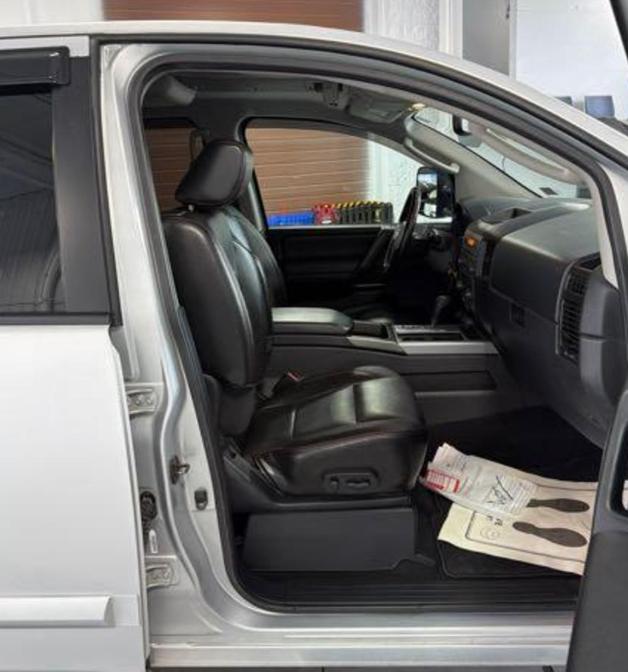 Nissan Titan XE Crew Cab 4WD SWB 2009
