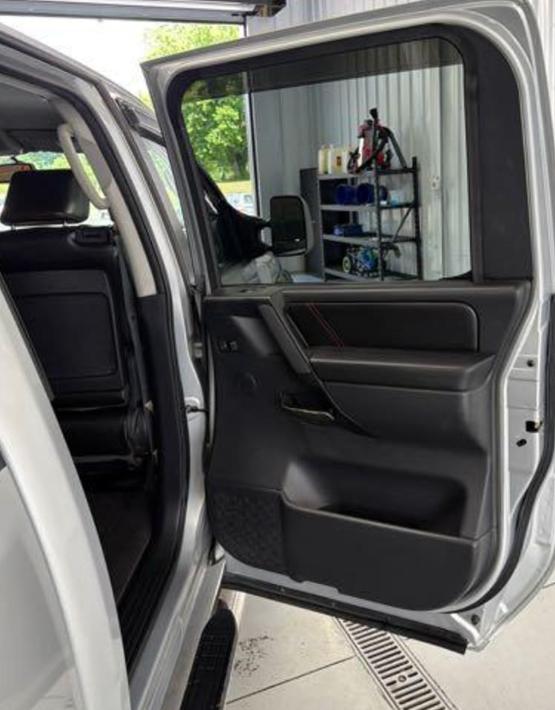 Nissan Titan XE Crew Cab 4WD SWB 2009