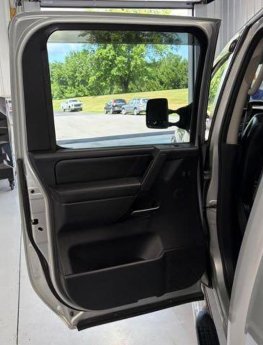 Nissan Titan XE Crew Cab 4WD SWB 2009