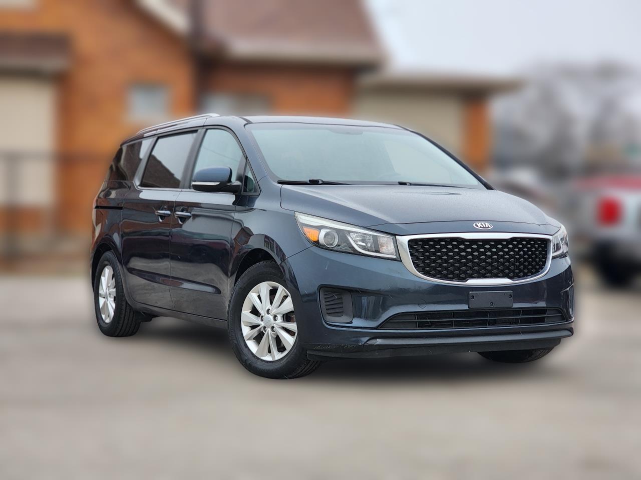 2016 Kia Sedona LX's photo