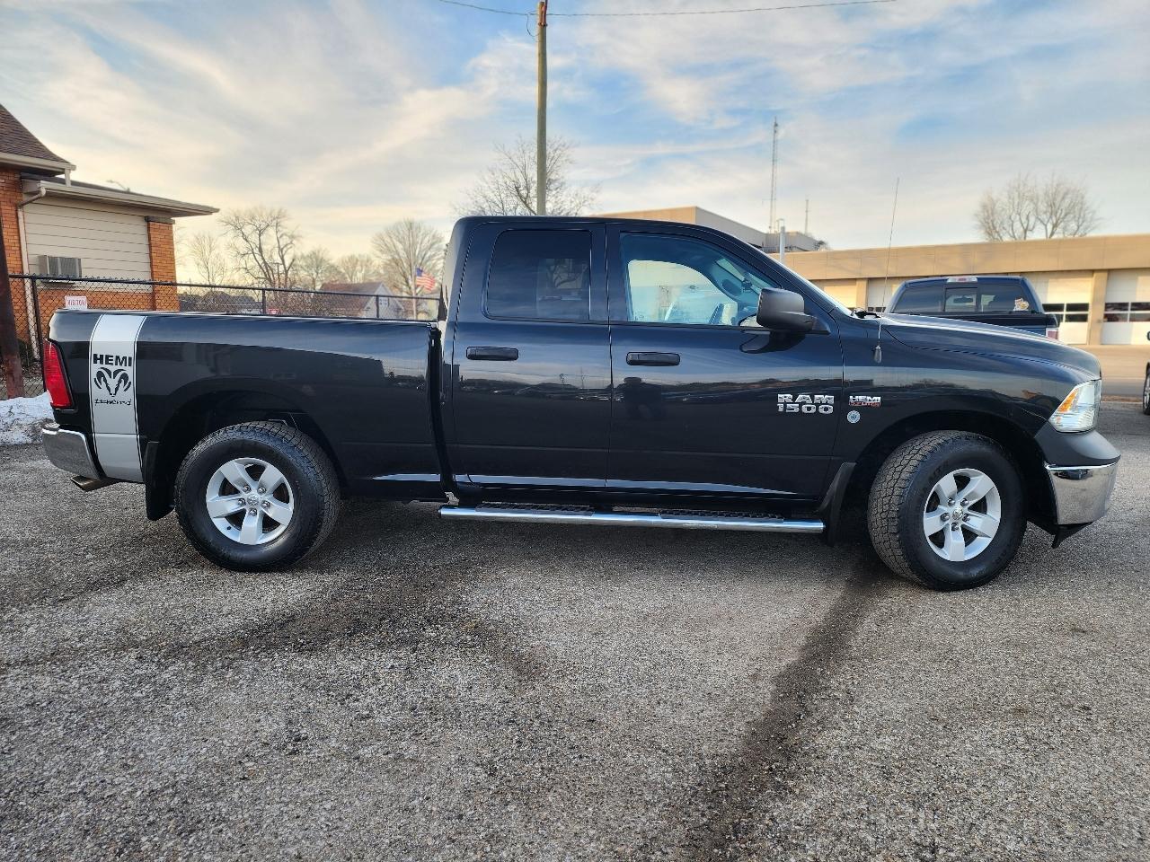 RAM 1500 Tradesman Quad Cab 4WD 2016
