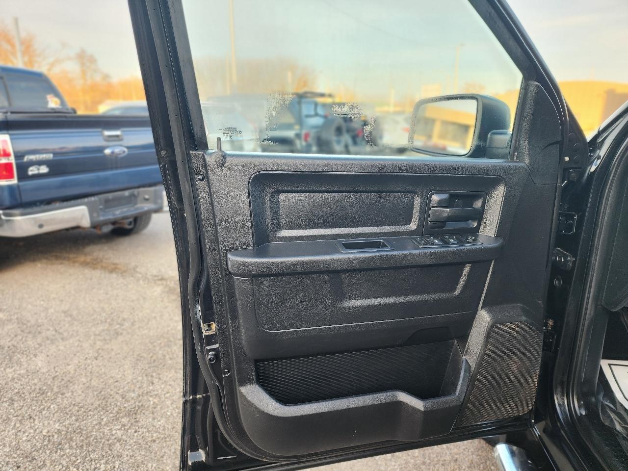 RAM 1500 Tradesman Quad Cab 4WD 2016