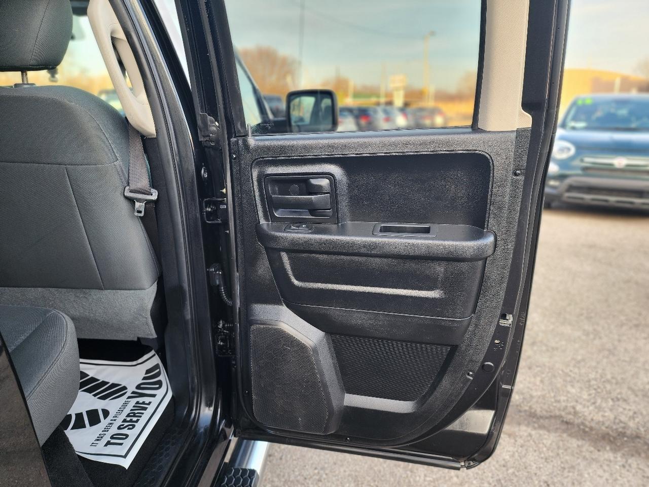 RAM 1500 Tradesman Quad Cab 4WD 2016