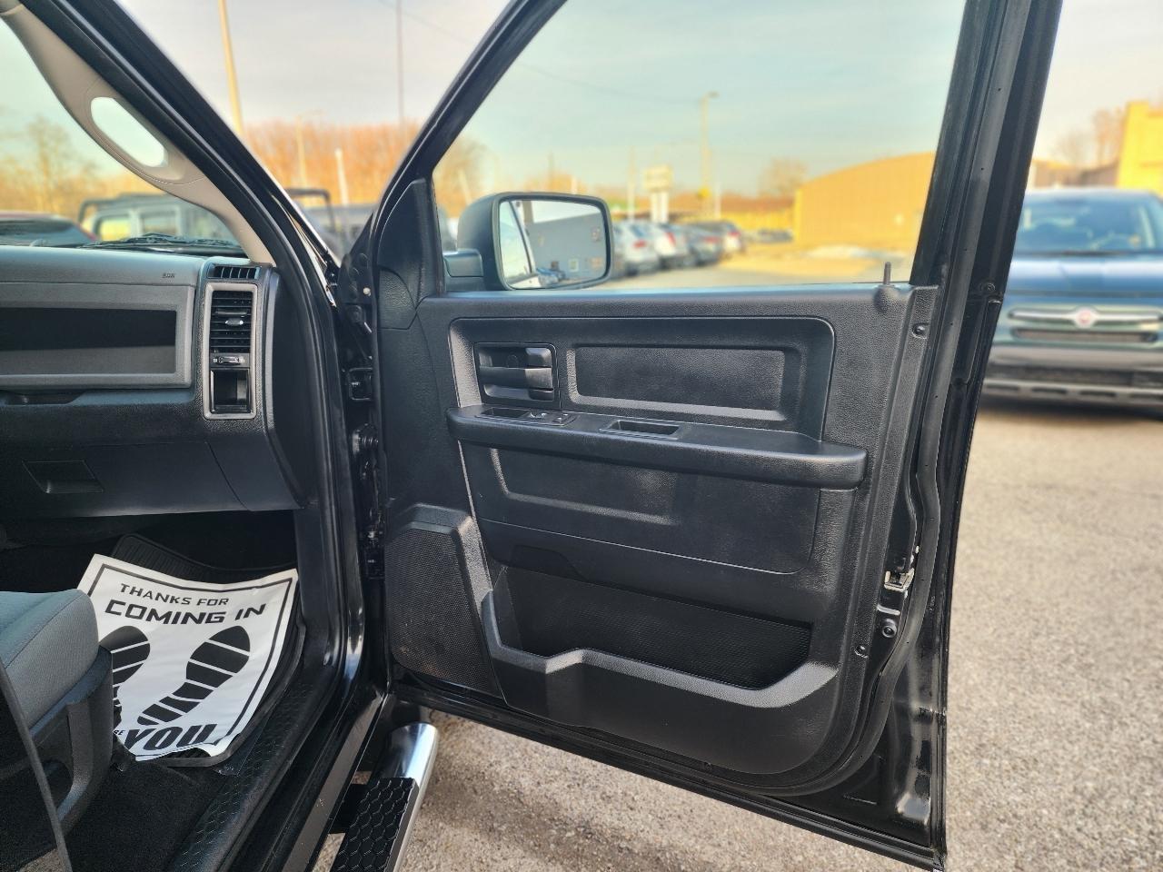 RAM 1500 Tradesman Quad Cab 4WD 2016