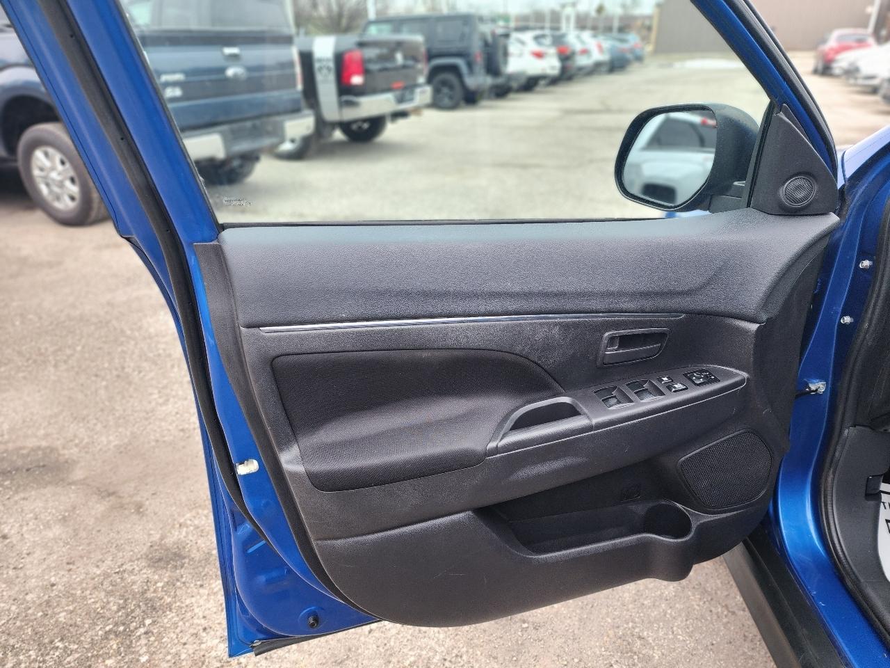 Mitsubishi Outlander Sport ES 2WD 2015