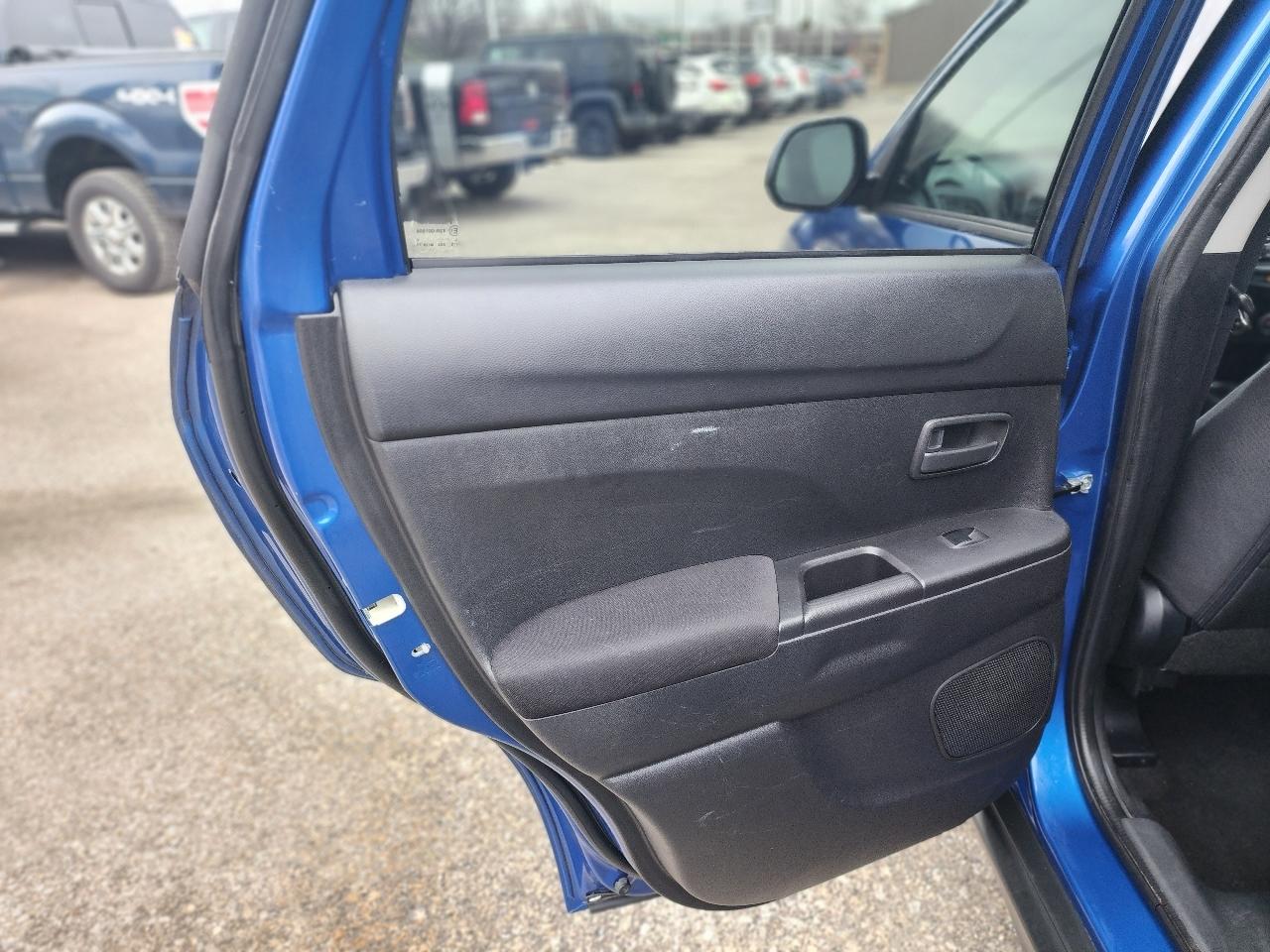 Mitsubishi Outlander Sport ES 2WD 2015