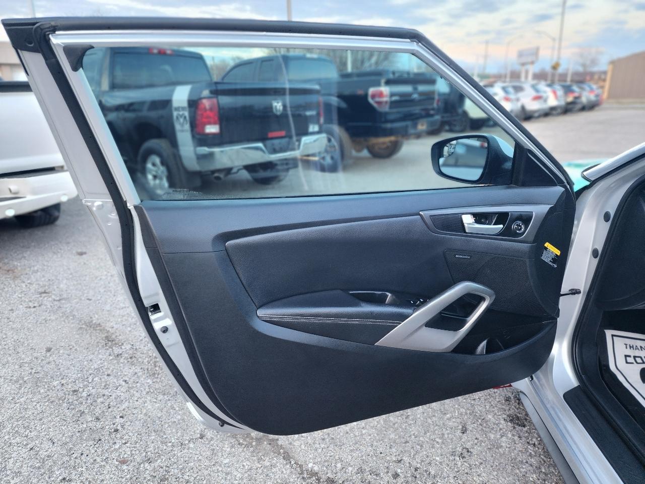 Hyundai Veloster Turbo R-Spec w/Red Interior 6M 2017