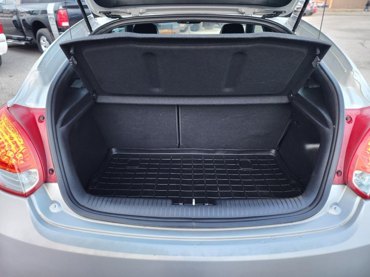 Hyundai Veloster Turbo R-Spec w/Red Interior 6M 2017