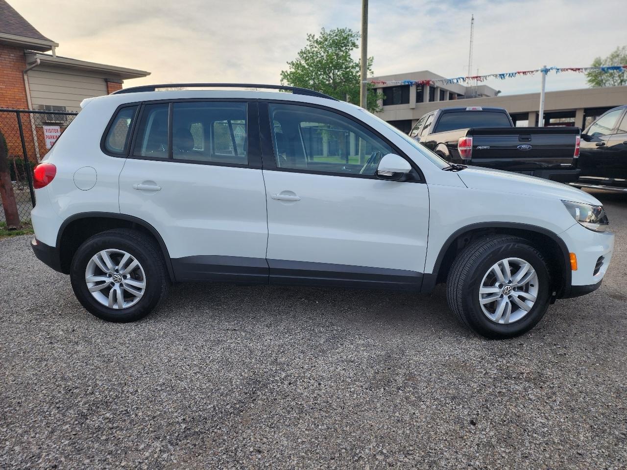 Volkswagen Tiguan S 2015