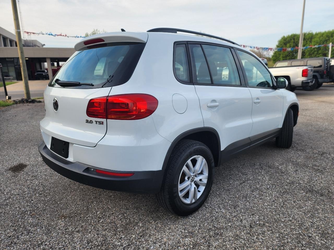 Volkswagen Tiguan S 2015