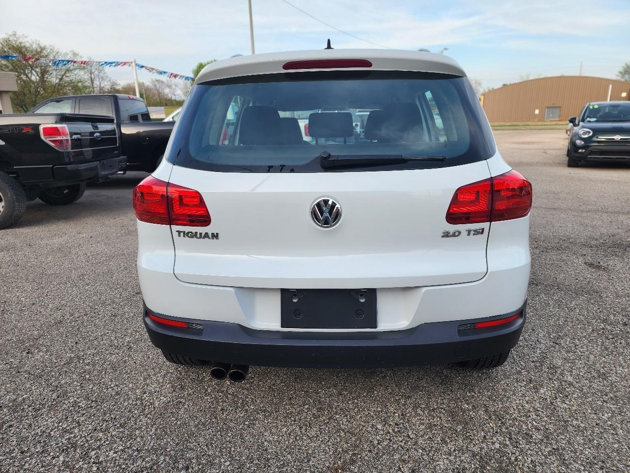 Volkswagen Tiguan S 2015