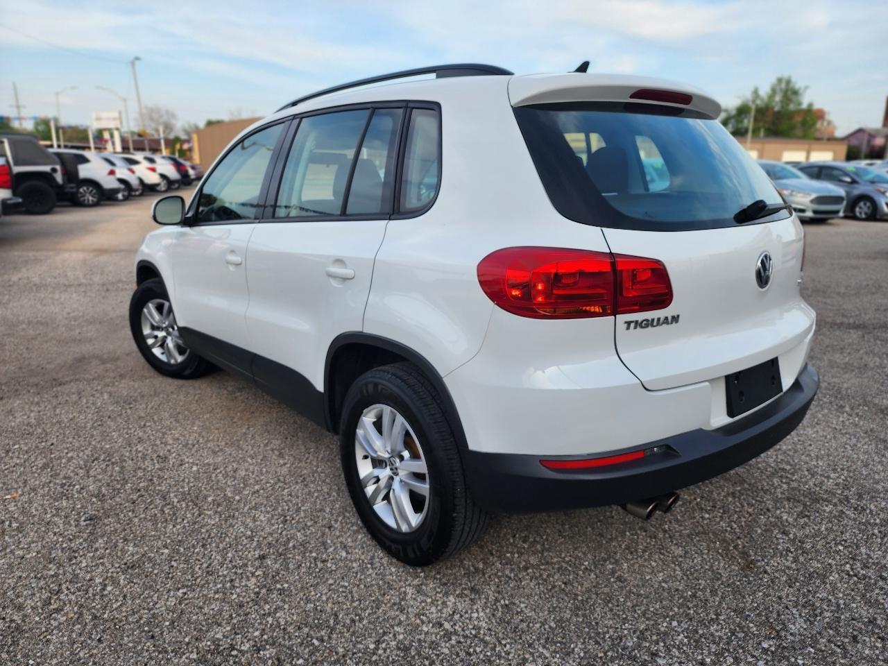 Volkswagen Tiguan S 2015
